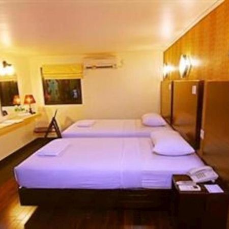 Mervit Hotel Padang  Buitenkant foto