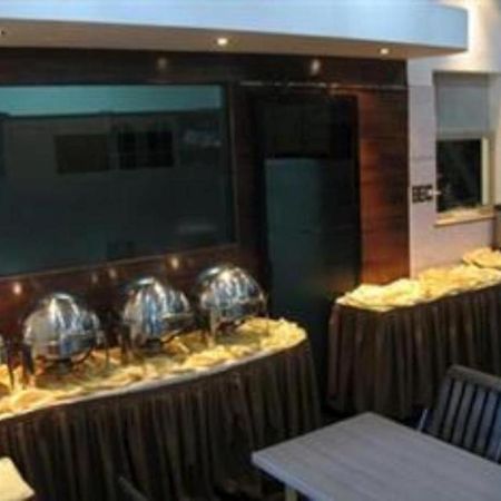 Mervit Hotel Padang  Buitenkant foto