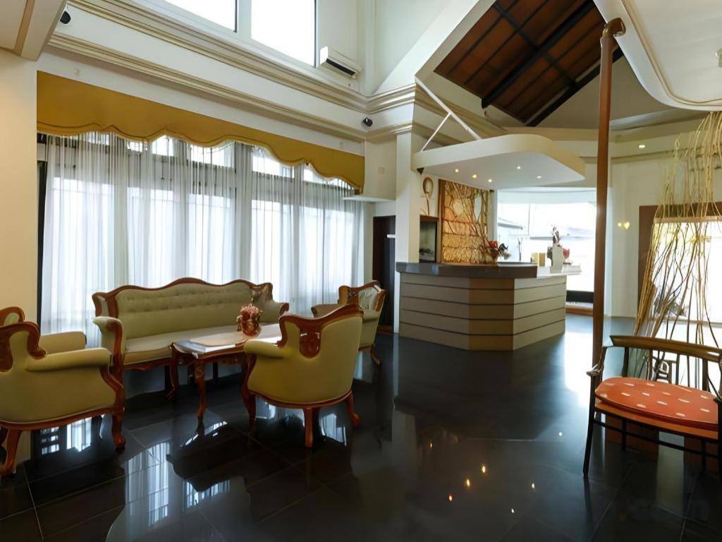 Mervit Hotel Padang  Buitenkant foto
